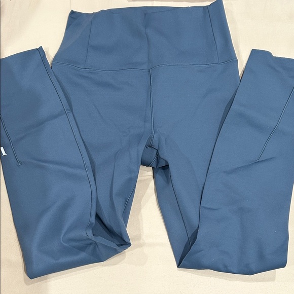 Vuori evolve legging in blue - Picture 2 of 5
